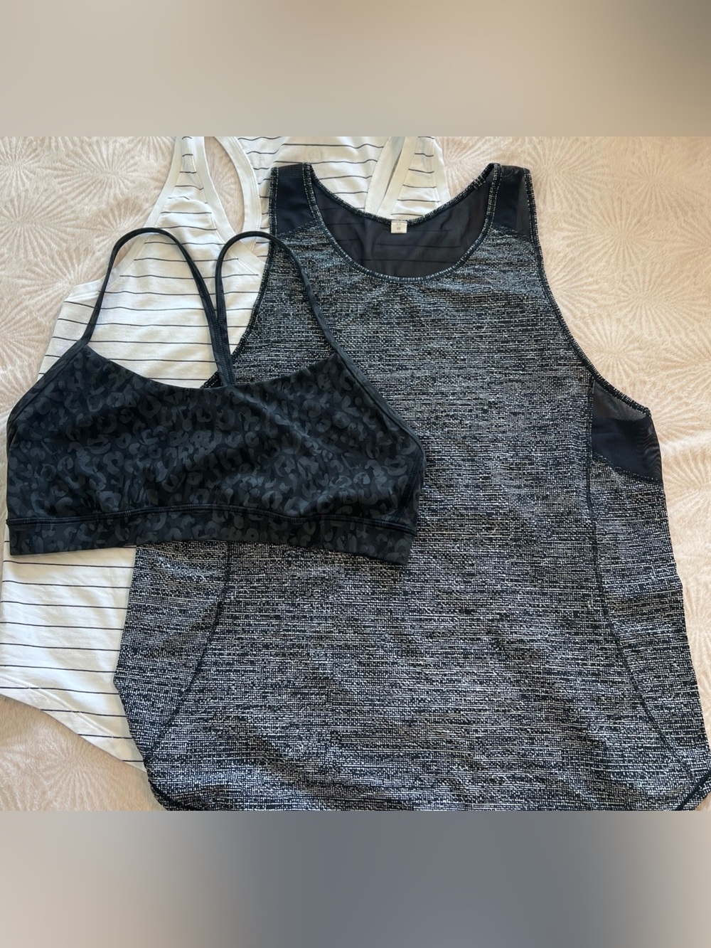 Lululemon Lot of 3 Women  2 Tanks & Sports Bra size 10,12